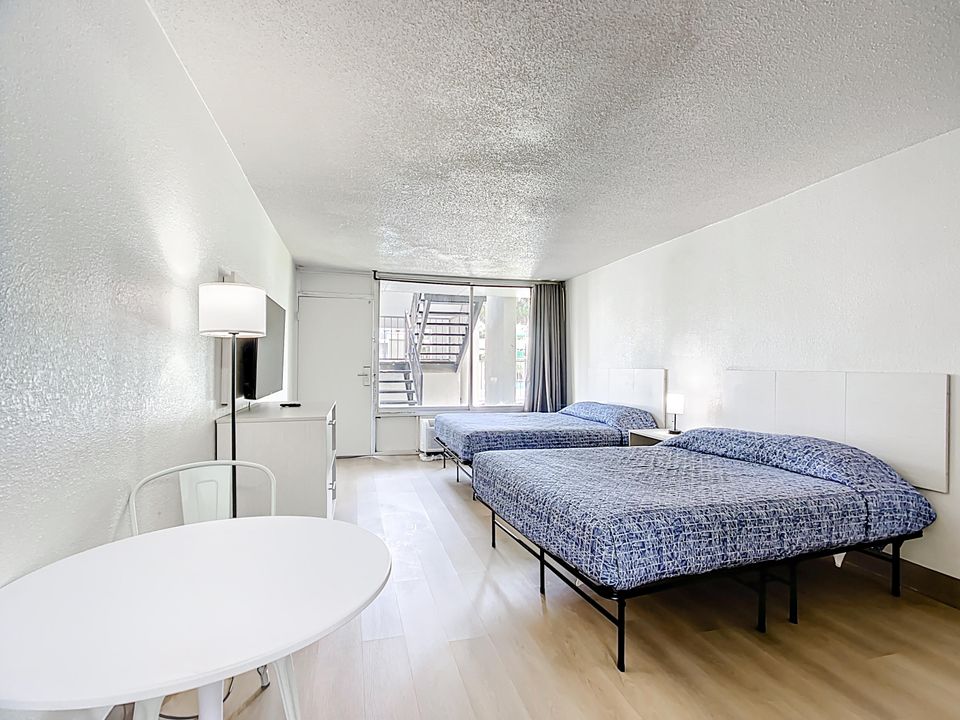 For Rent: $950 (1 beds, 1 baths, 300 Square Feet)