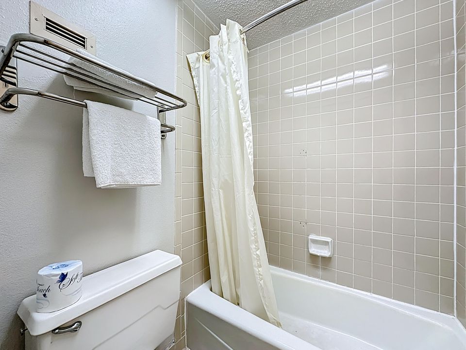 В аренду: $875 (1 спален, 1 ванн, 350 Квадратных фут)