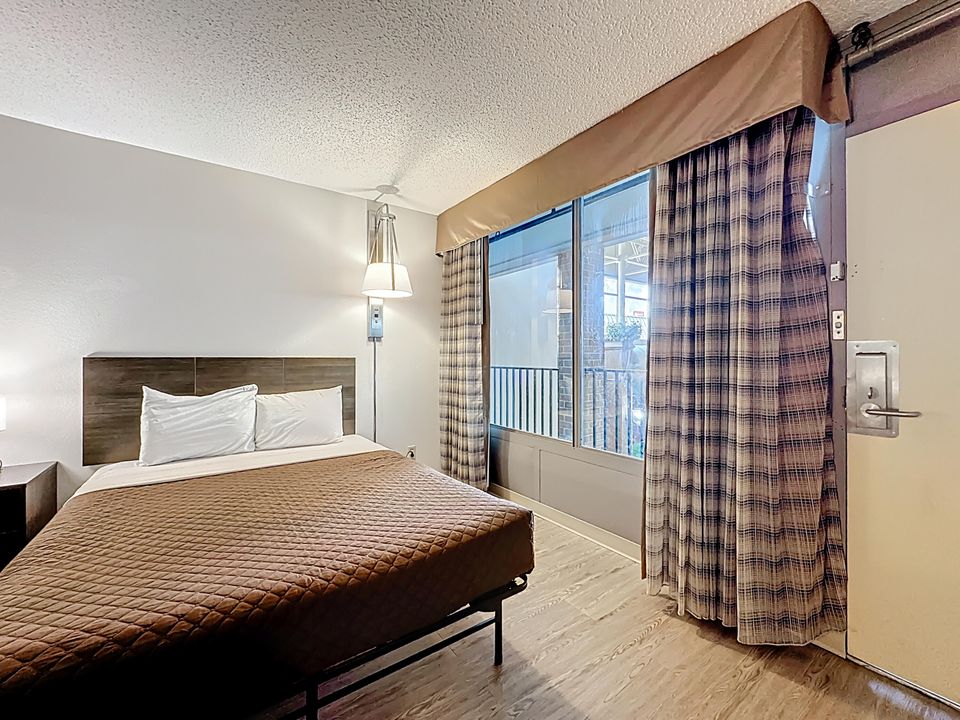 В аренду: $875 (1 спален, 1 ванн, 350 Квадратных фут)