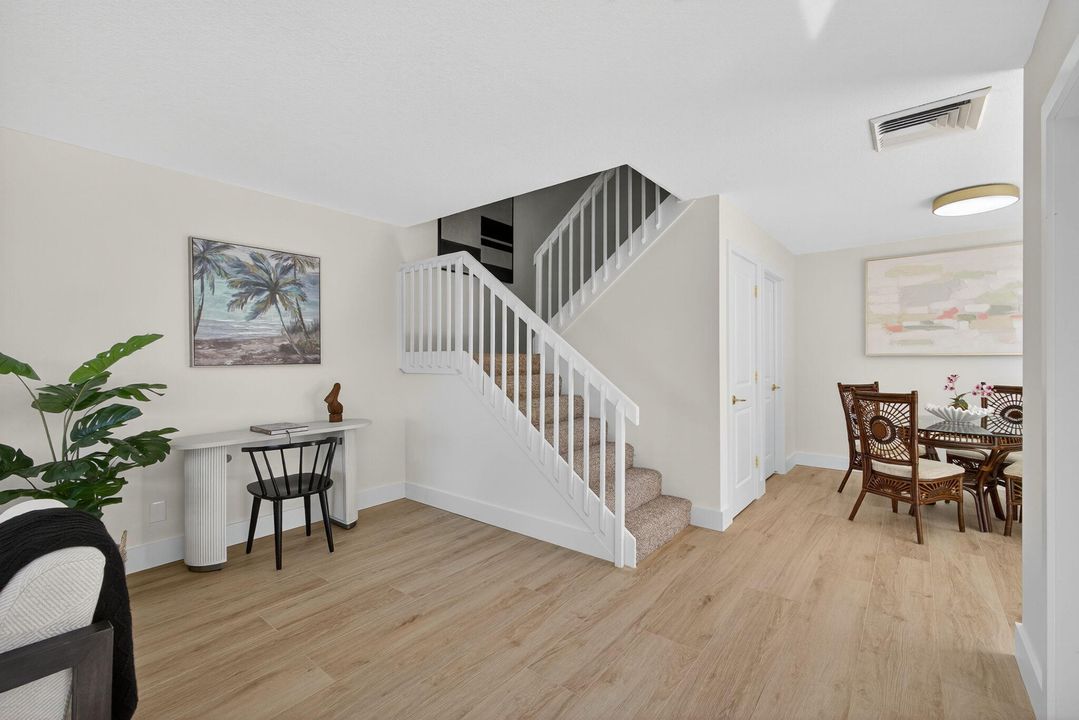 待售: $329,000 (2 贝兹, 2 浴室, 1350 平方英尺)