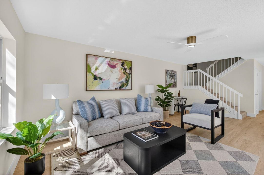 待售: $329,000 (2 贝兹, 2 浴室, 1350 平方英尺)