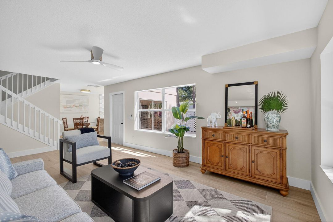 待售: $329,000 (2 贝兹, 2 浴室, 1350 平方英尺)