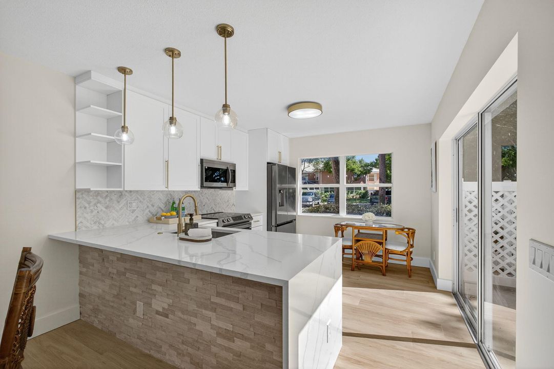 待售: $329,000 (2 贝兹, 2 浴室, 1350 平方英尺)