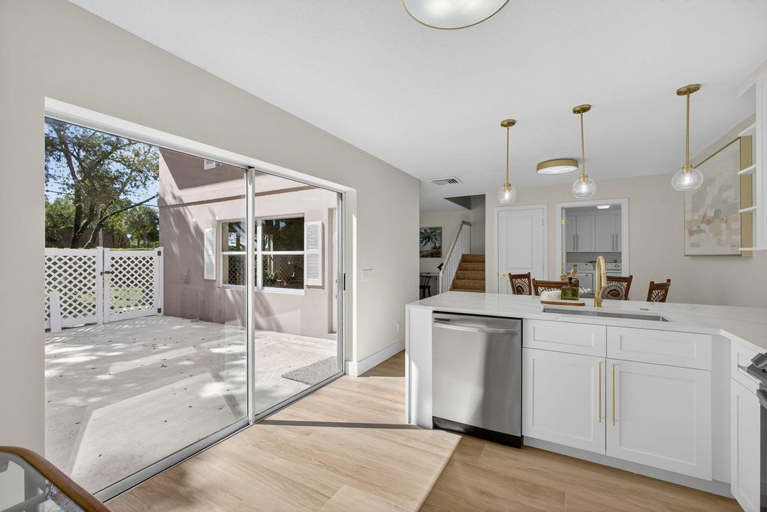 待售: $329,000 (2 贝兹, 2 浴室, 1350 平方英尺)