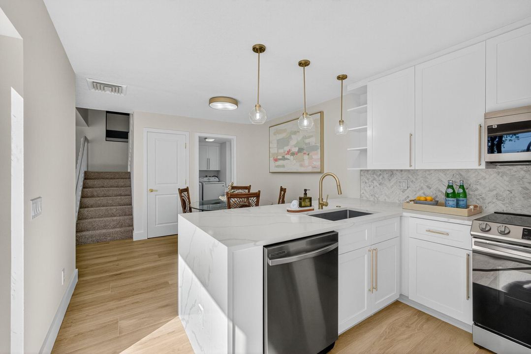 待售: $329,000 (2 贝兹, 2 浴室, 1350 平方英尺)