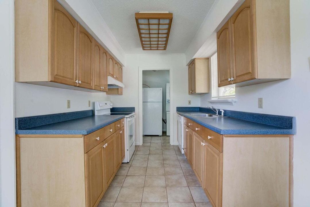 出租: $2,850 (3 贝兹, 1 浴室, 1008 平方英尺)