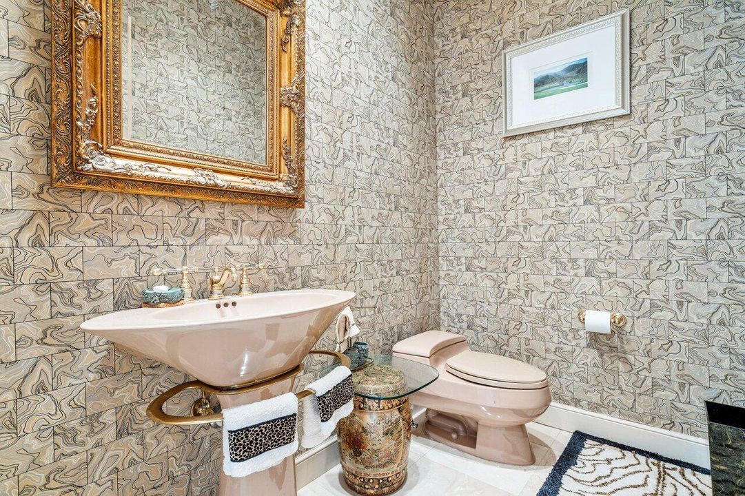 Под контрактом: $25,000 (5 спален, 5 ванн, 5257 Квадратных фут)