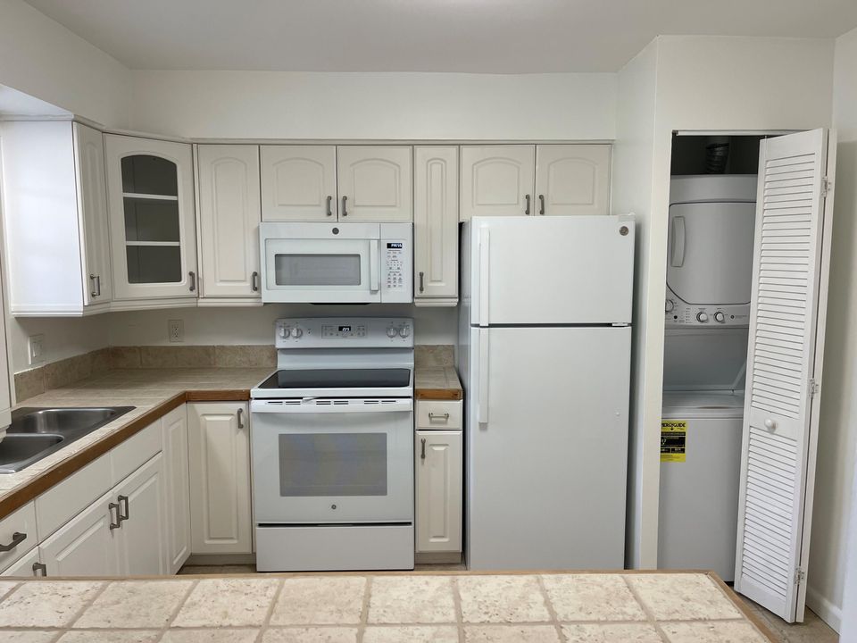 出租: $4,750 (2 贝兹, 1 浴室, 803 平方英尺)