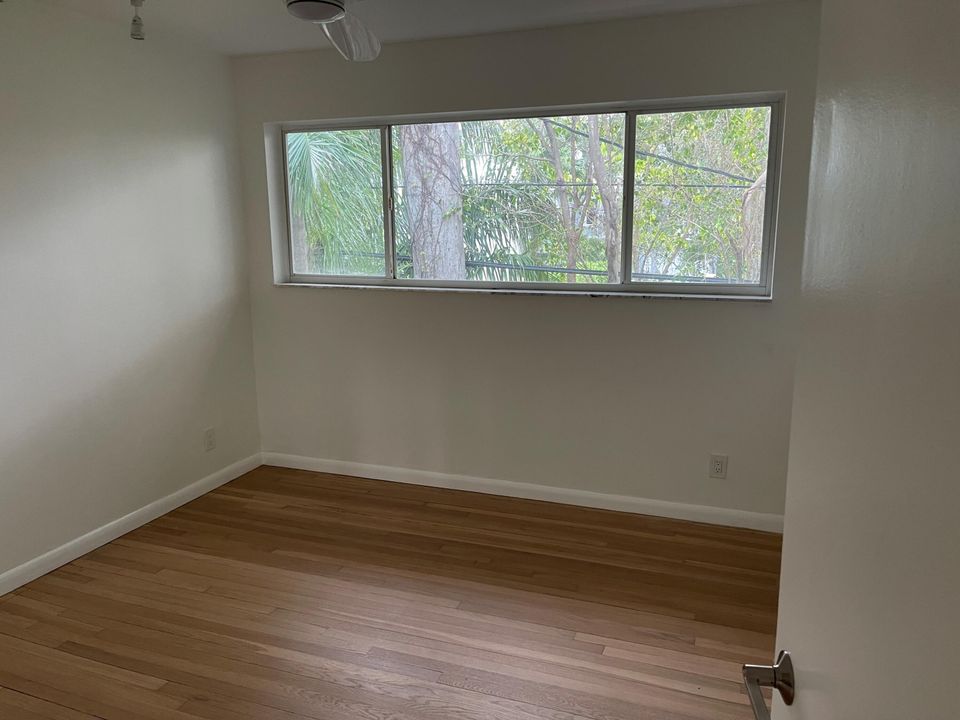 出租: $4,750 (2 贝兹, 1 浴室, 803 平方英尺)