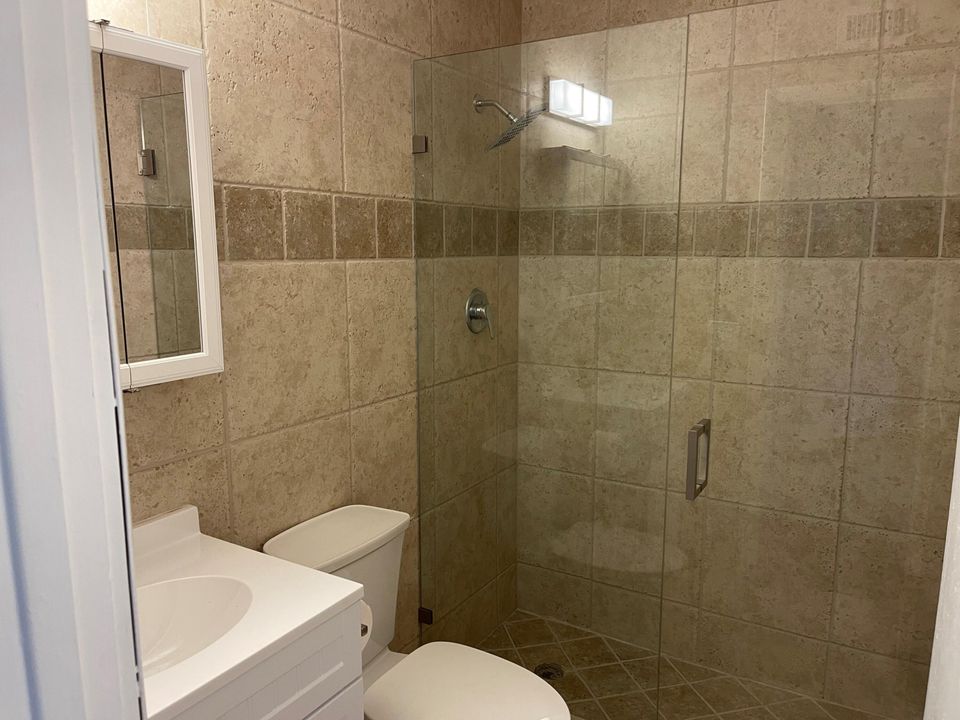 出租: $4,750 (2 贝兹, 1 浴室, 803 平方英尺)