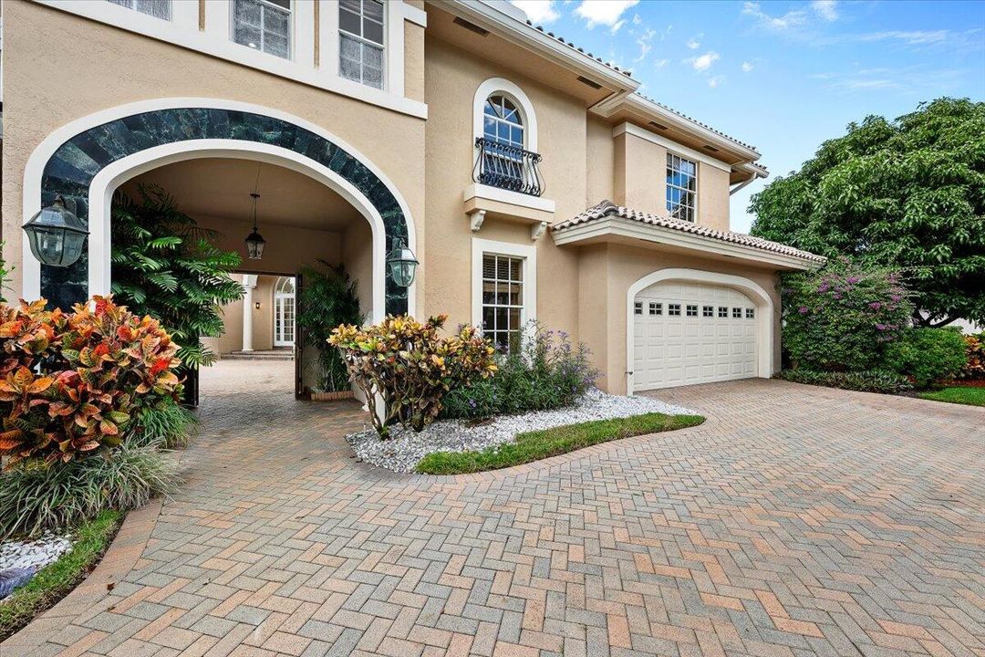 En Venta: $2,299,000 (5 camas, 5 baños, 4003 Pies cuadrados)