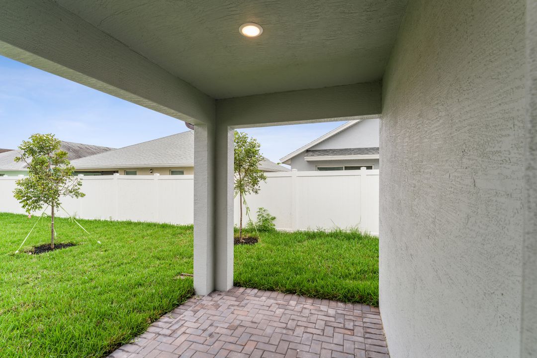 For Sale: $329,995 (4 beds, 2 baths, 1609 Square Feet)