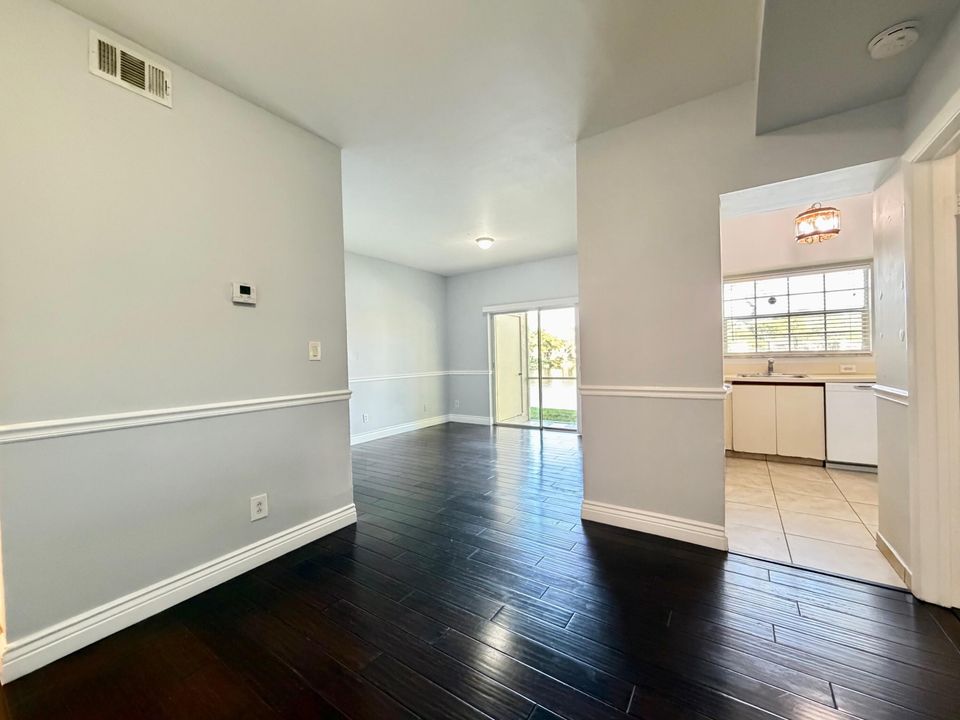 В аренду: $1,950 (2 спален, 2 ванн, 891 Квадратных фут)