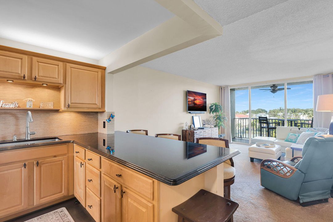 На продажу: $649,000 (2 спален, 2 ванн, 853 Квадратных фут)