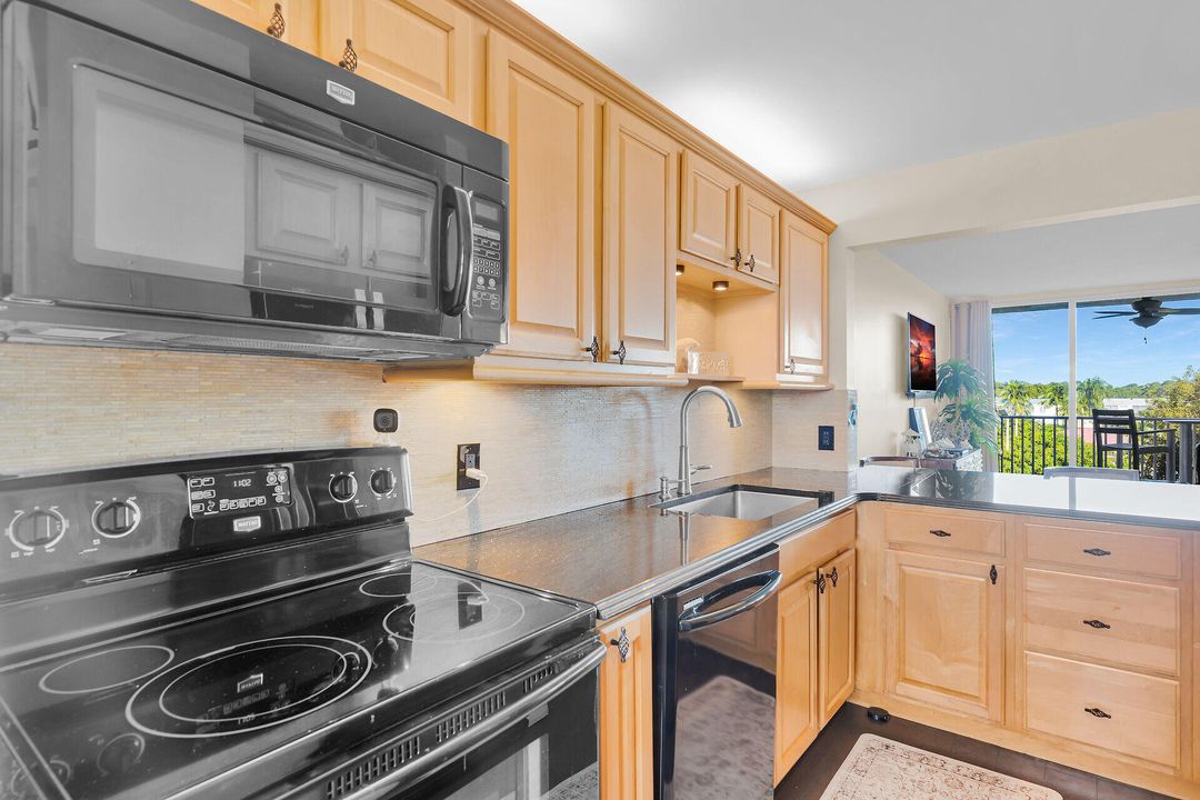 На продажу: $649,000 (2 спален, 2 ванн, 853 Квадратных фут)