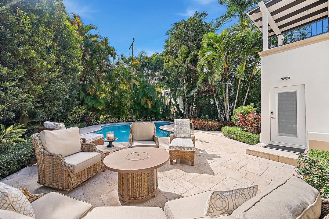 待售: $8,495,000 (3 贝兹, 2 浴室, 2080 平方英尺)