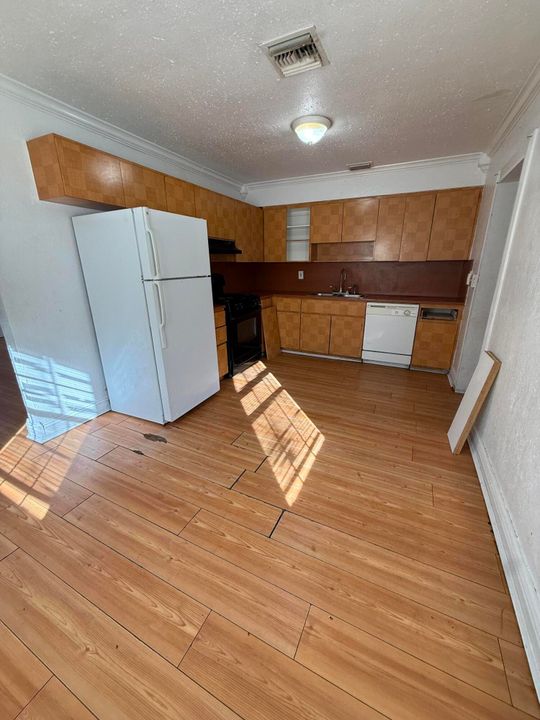 For Sale: $339,000 (3 beds, 2 baths, 1674 Square Feet)