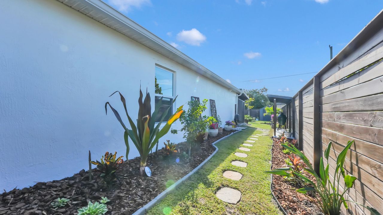 For Sale: $475,000 (3 beds, 2 baths, 1497 Square Feet)
