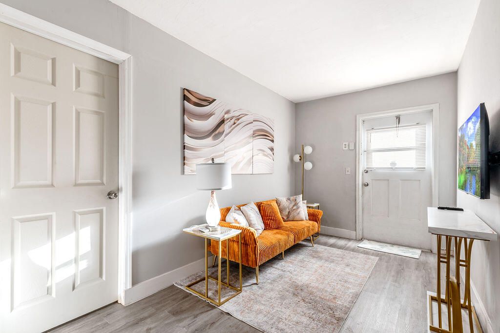 For Rent: $1,950 (2 beds, 1 baths, 524 Square Feet)