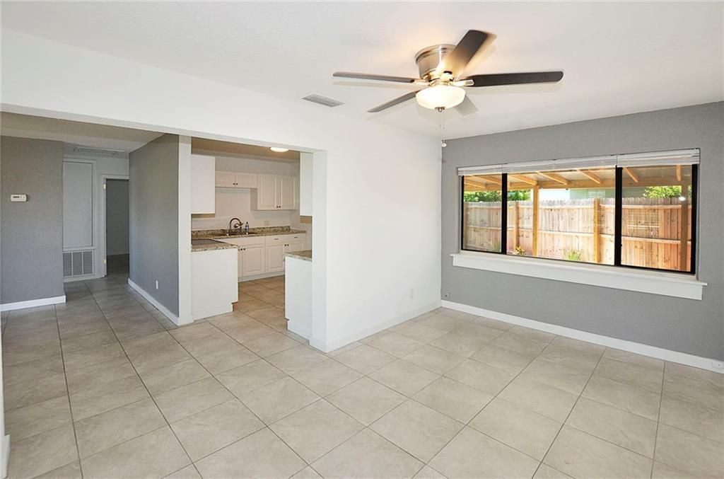 待售: $245,000 (1 贝兹, 1 浴室, 880 平方英尺)