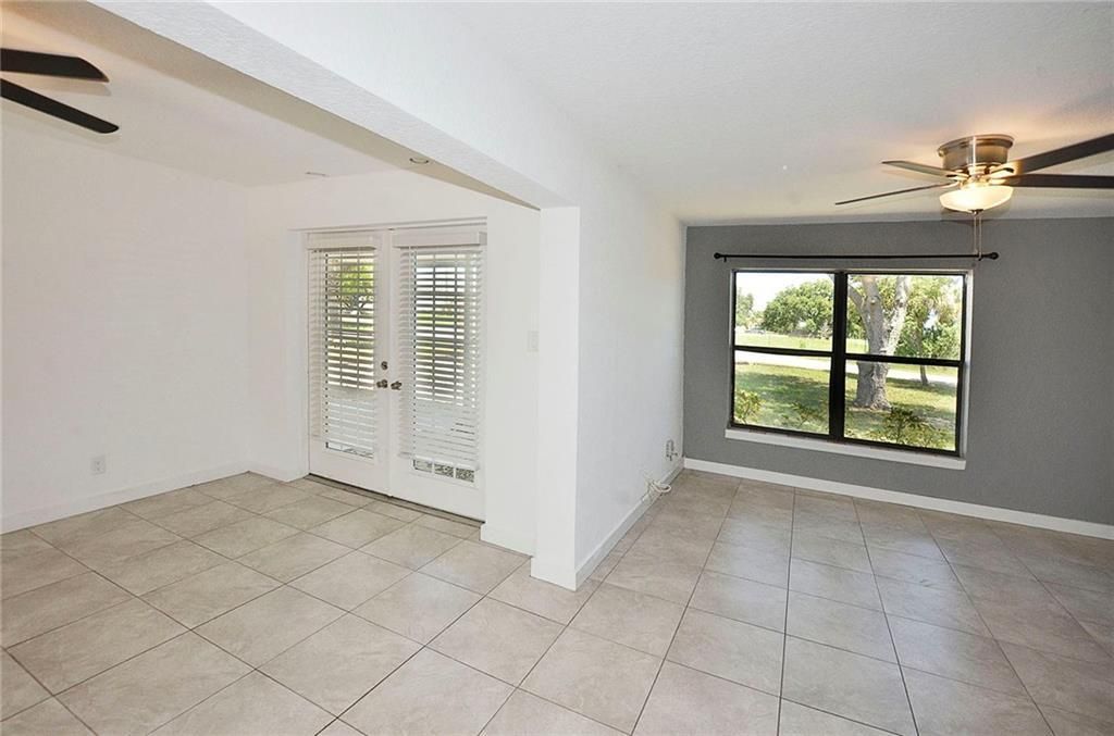 待售: $245,000 (1 贝兹, 1 浴室, 880 平方英尺)