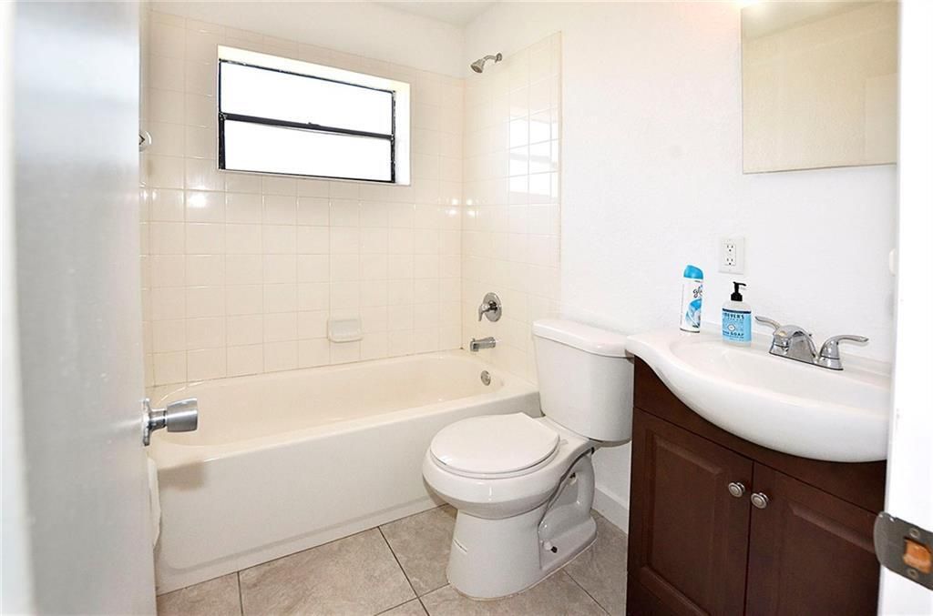 待售: $245,000 (1 贝兹, 1 浴室, 880 平方英尺)