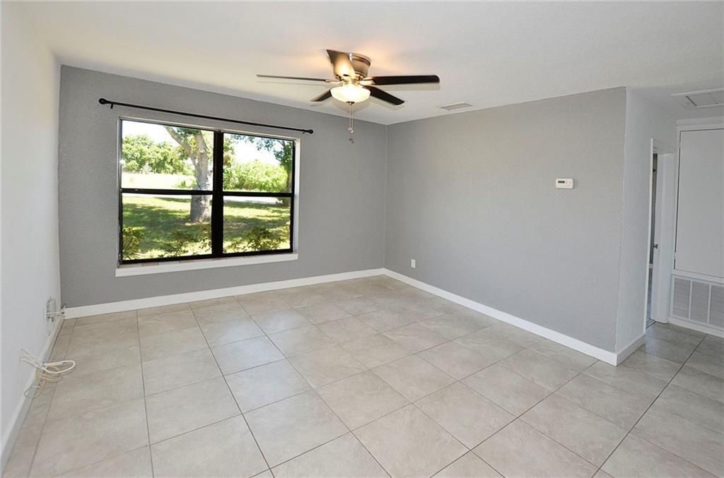 待售: $245,000 (1 贝兹, 1 浴室, 880 平方英尺)