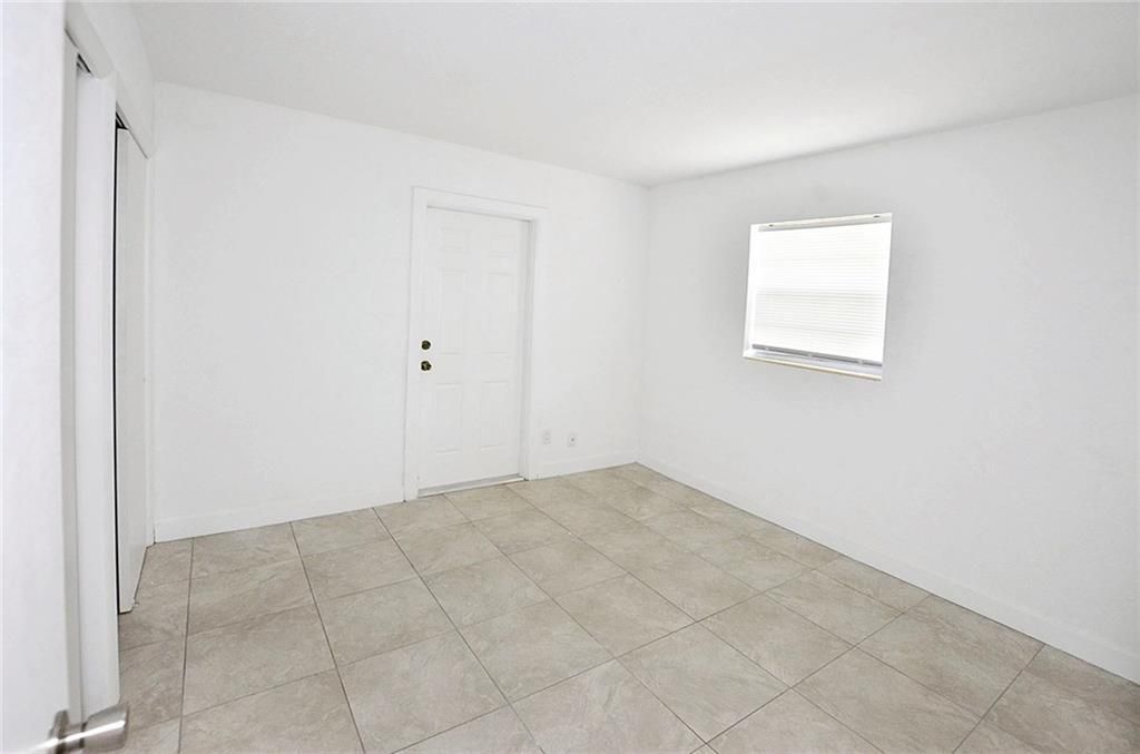 待售: $245,000 (1 贝兹, 1 浴室, 880 平方英尺)