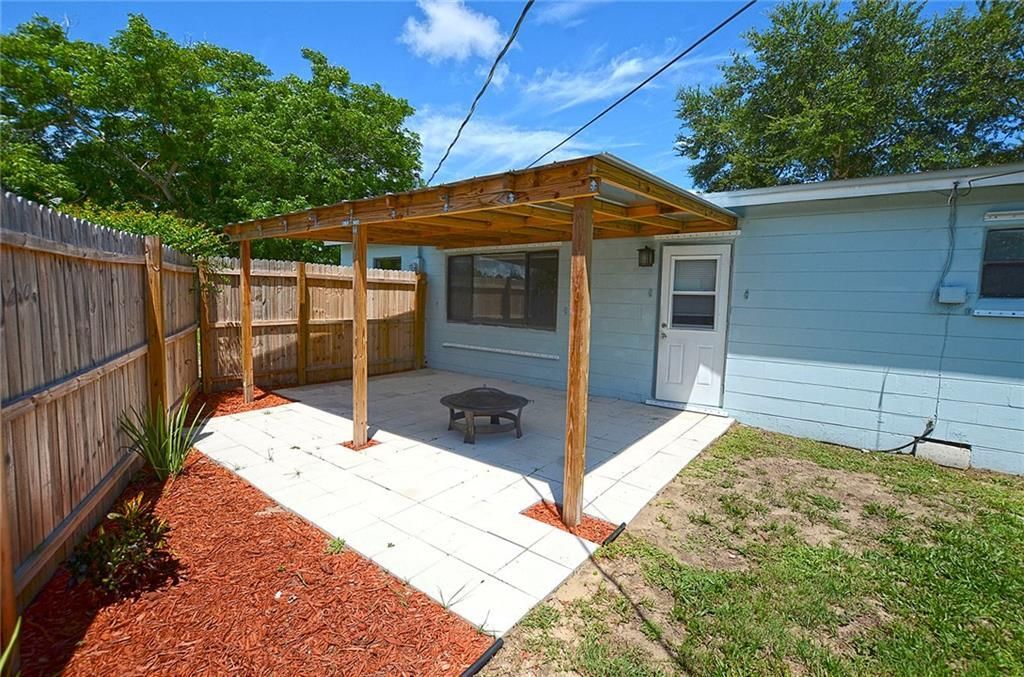 待售: $245,000 (1 贝兹, 1 浴室, 880 平方英尺)