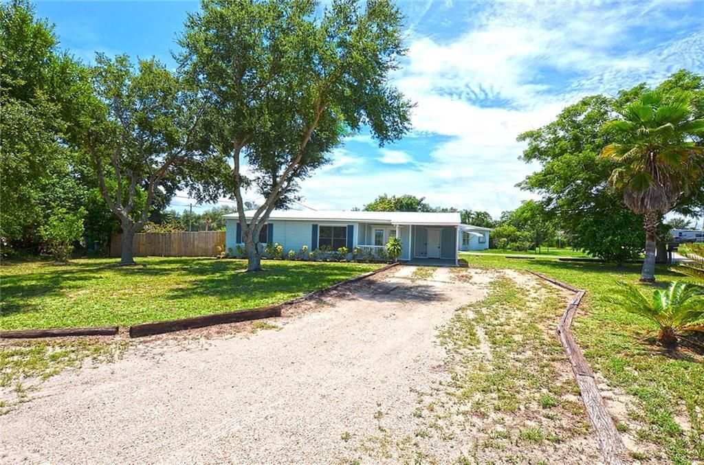 待售: $245,000 (1 贝兹, 1 浴室, 880 平方英尺)