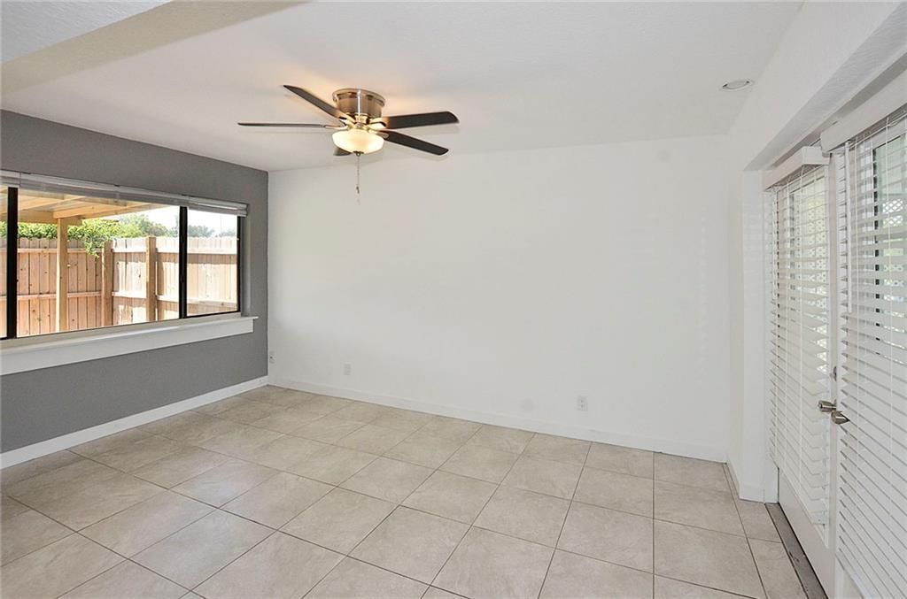 待售: $245,000 (1 贝兹, 1 浴室, 880 平方英尺)