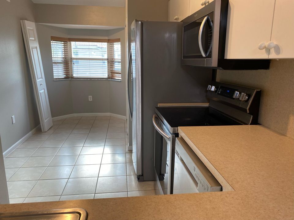 На продажу: $199,000 (2 спален, 2 ванн, 863 Квадратных фут)