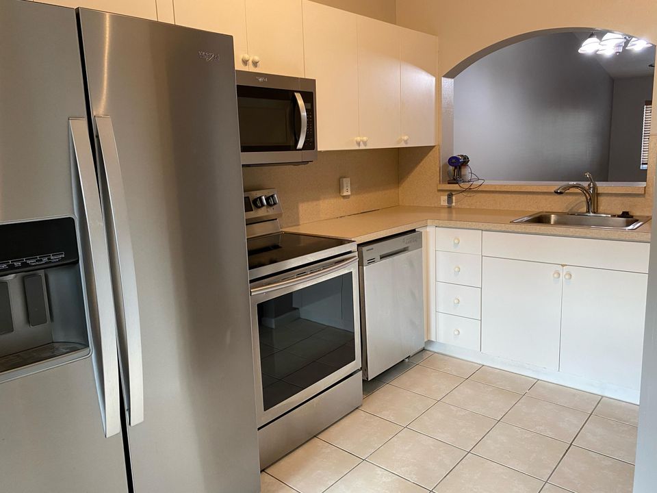 На продажу: $199,000 (2 спален, 2 ванн, 863 Квадратных фут)