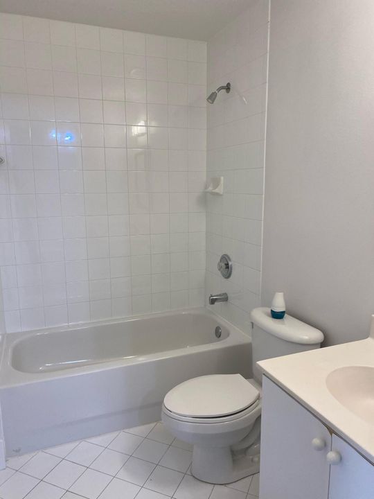 На продажу: $199,000 (2 спален, 2 ванн, 863 Квадратных фут)