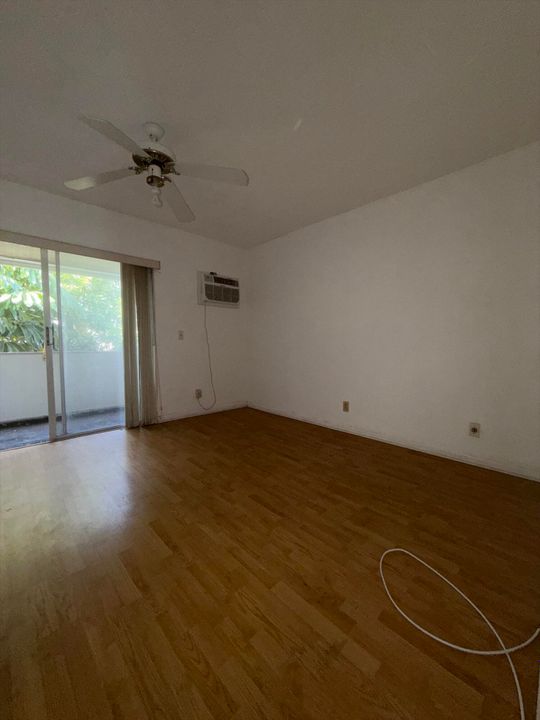 出租: $1,200 (1 贝兹, 1 浴室, 585 平方英尺)