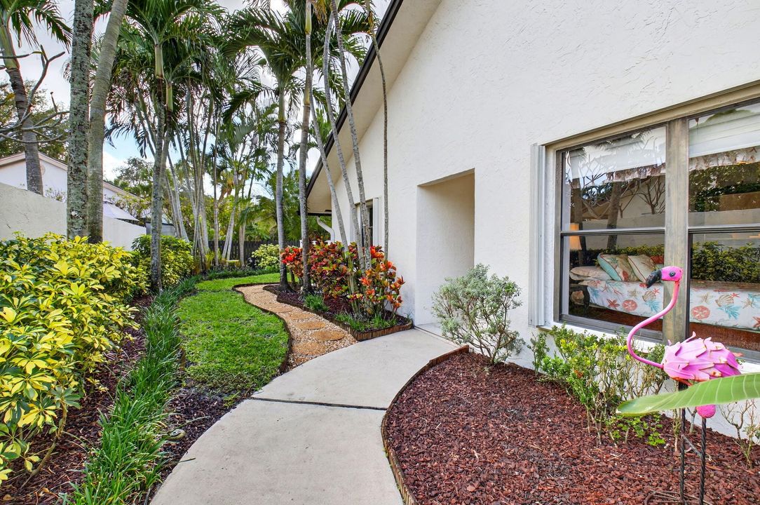 Active With Contract: $430,000 (2 beds, 2 baths, 1369 Square Feet)