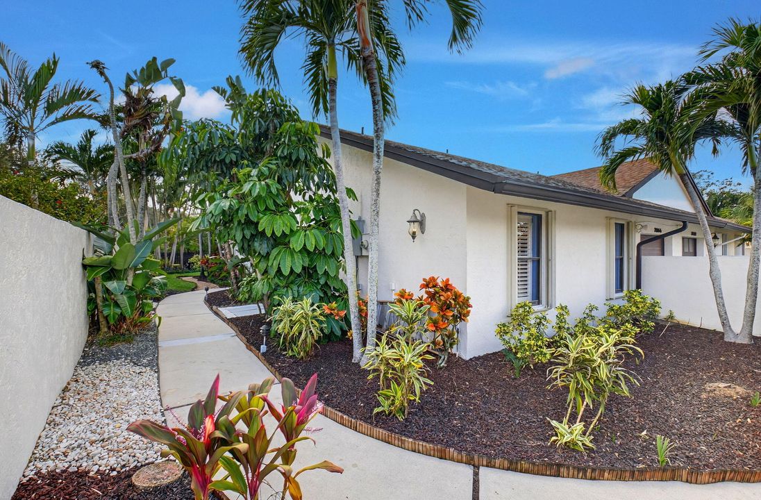 Active With Contract: $430,000 (2 beds, 2 baths, 1369 Square Feet)