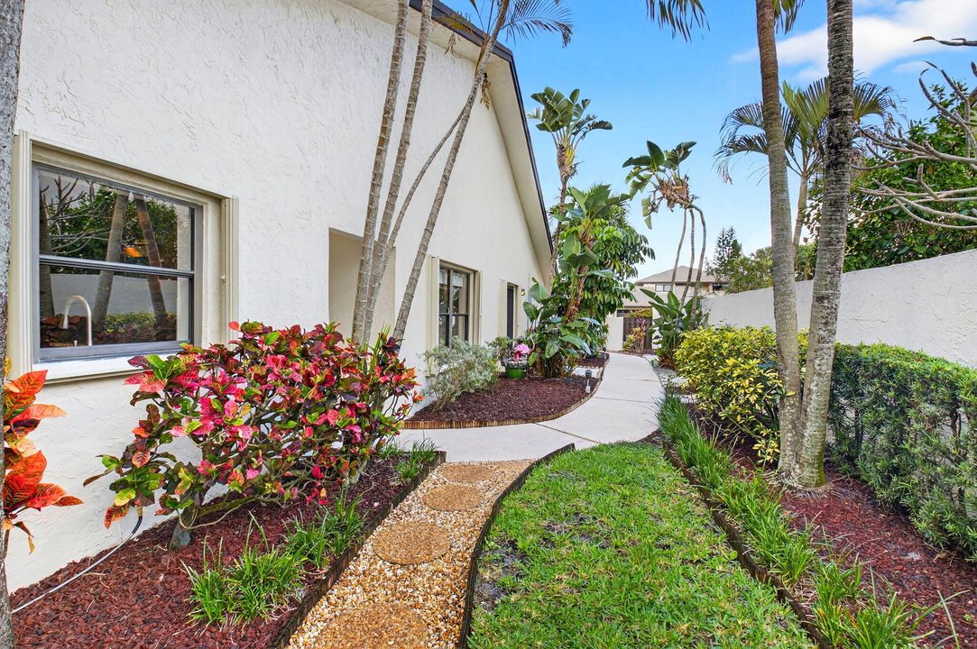 Active With Contract: $430,000 (2 beds, 2 baths, 1369 Square Feet)