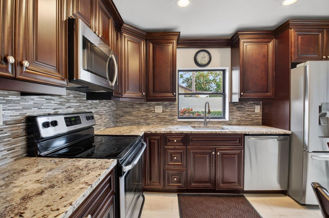 Active With Contract: $430,000 (2 beds, 2 baths, 1369 Square Feet)