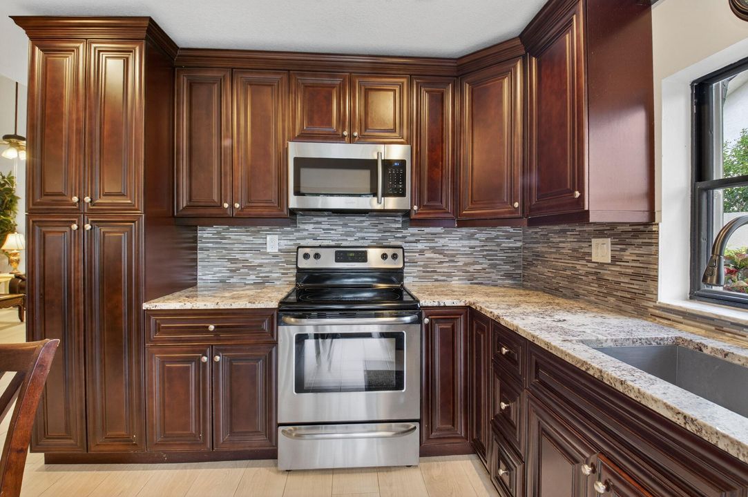 Active With Contract: $430,000 (2 beds, 2 baths, 1369 Square Feet)