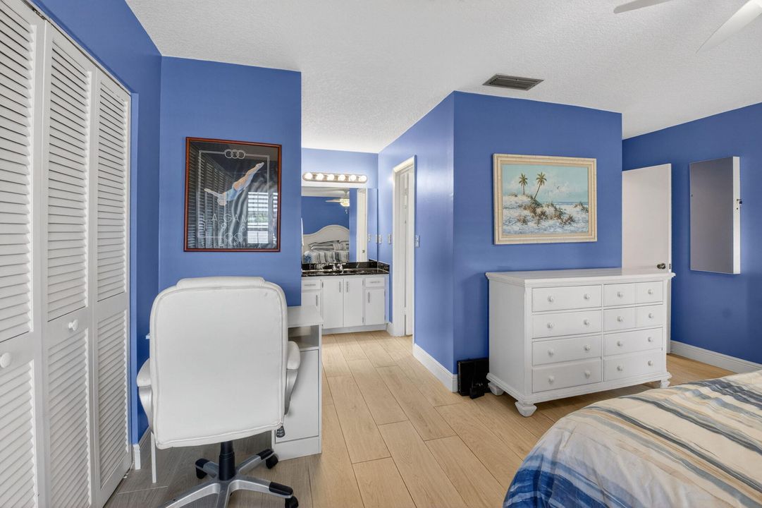 Active With Contract: $430,000 (2 beds, 2 baths, 1369 Square Feet)