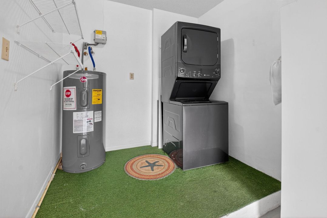 Active With Contract: $430,000 (2 beds, 2 baths, 1369 Square Feet)