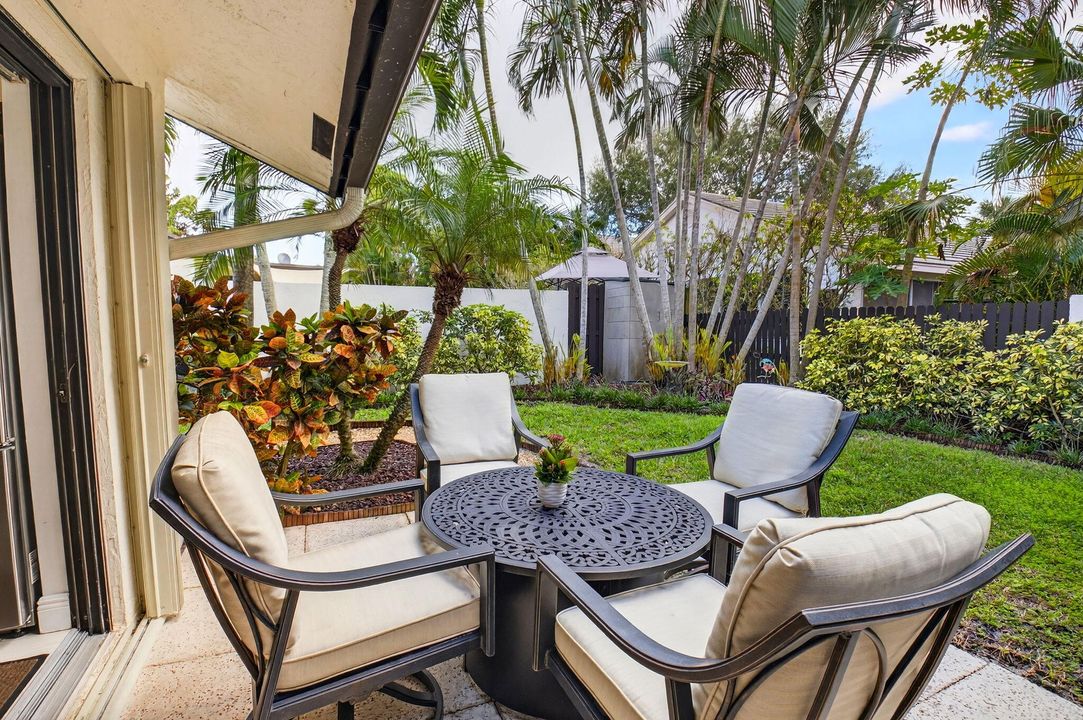 Active With Contract: $430,000 (2 beds, 2 baths, 1369 Square Feet)