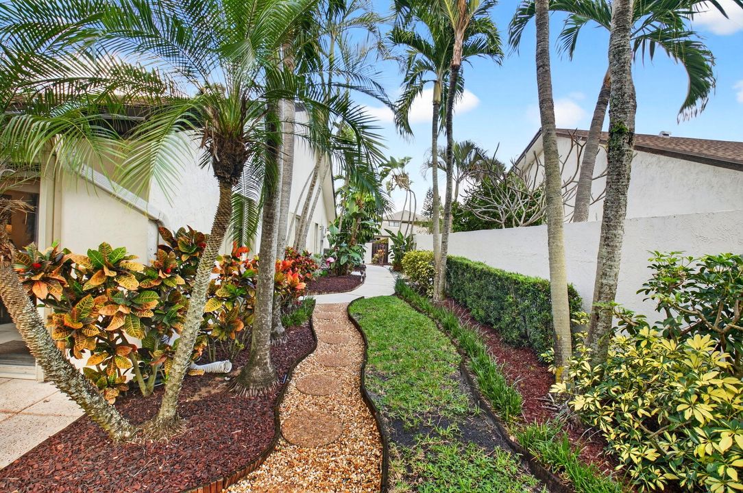 Active With Contract: $430,000 (2 beds, 2 baths, 1369 Square Feet)