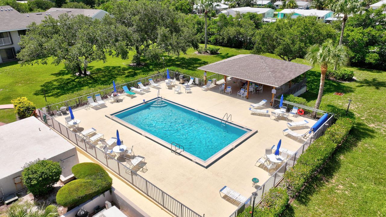 For Sale: $249,000 (2 beds, 2 baths, 1305 Square Feet)