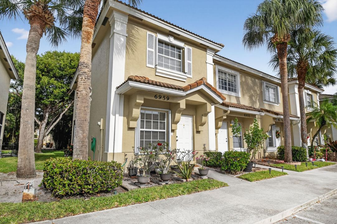 For Sale: $324,000 (2 beds, 2 baths, 1008 Square Feet)