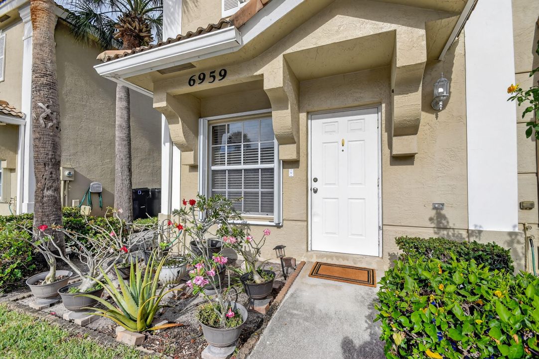 For Sale: $324,000 (2 beds, 2 baths, 1008 Square Feet)
