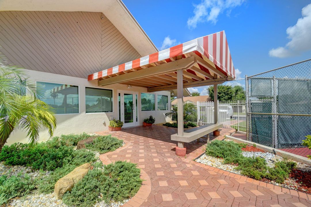 Active With Contract: $430,000 (2 beds, 2 baths, 1369 Square Feet)