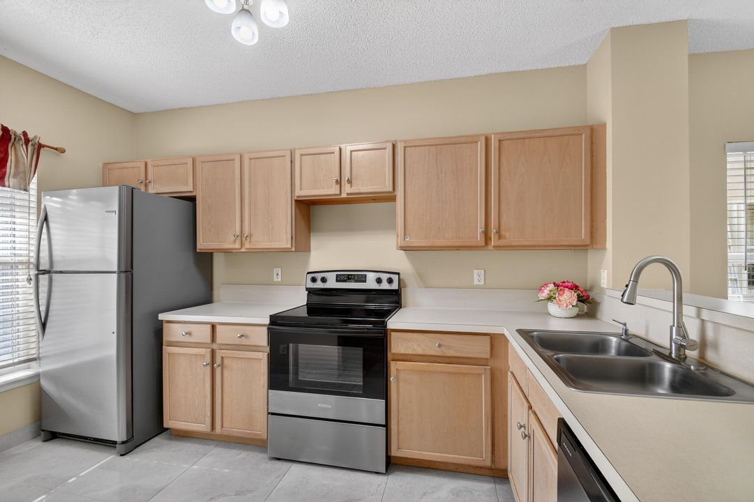 For Sale: $324,000 (2 beds, 2 baths, 1008 Square Feet)