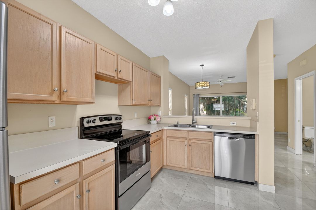 For Sale: $324,000 (2 beds, 2 baths, 1008 Square Feet)